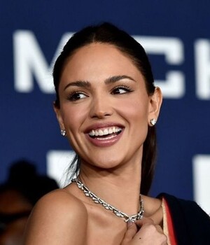 Eiza González y cómo llevar un crop top a una alfombra roja. (Foto: Instagram).