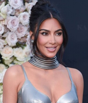 Kim Kardashian y Pete Davidson asisten juntos a su primera alfombra roja.