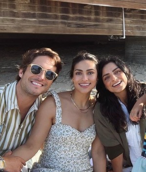 Renata Notni y Diego Boneta con Aislinn Derbez (Foto: Instagram)