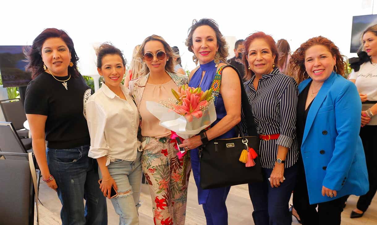 Aurora Esquivel, Karla Muñoz, Sonia Garza, Adriana Oropeza y  Sara Fernandez