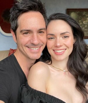 Aislinn Derbez reacciona al aniversario de Mauricio Ochmann y Paulina Burrola.
