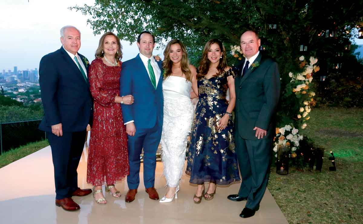 Alejandro Páez, Adriana ToUché de Páez, los novios, Tere Rojas de Villarreal y Óscar Villarreal / Fotos: Omar Valdez
