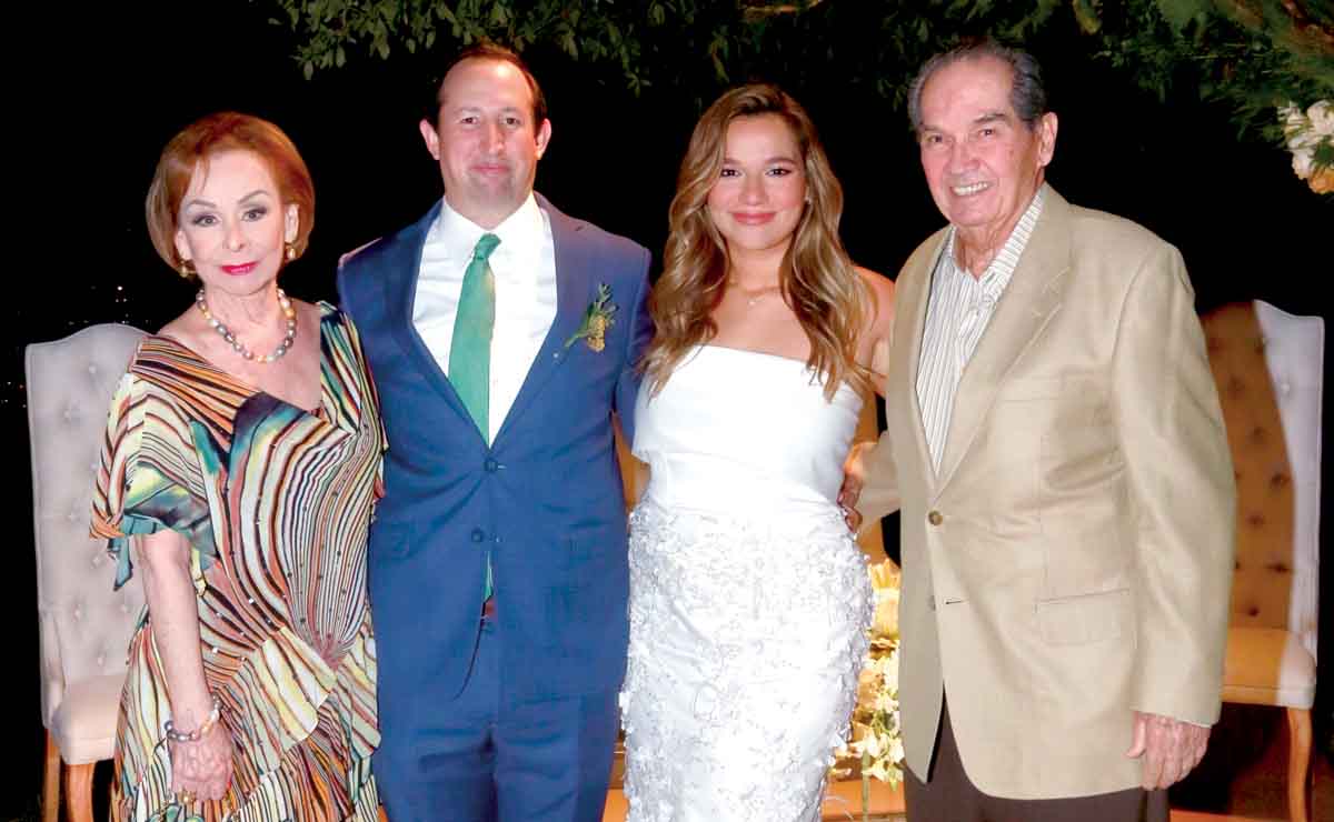 Leticia Guerra de Villarreal, Los novios y Óscar Villarreal / Fotos: Omar Valdez