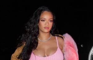 Rihanna posa en body de encaje en recta final de embarazo. (Foto: Instagram).