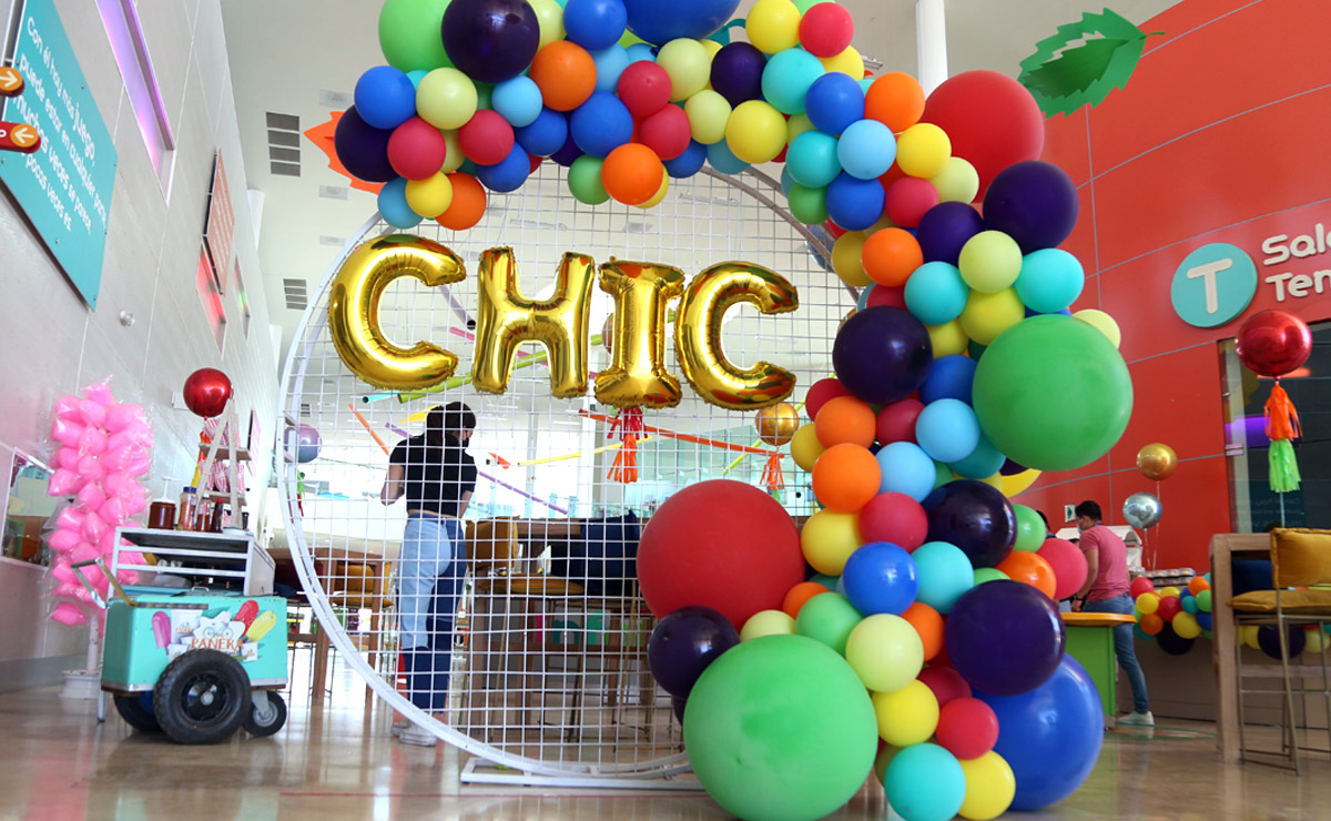 Manola Eventos colocó un gran arco de globos en la entrada