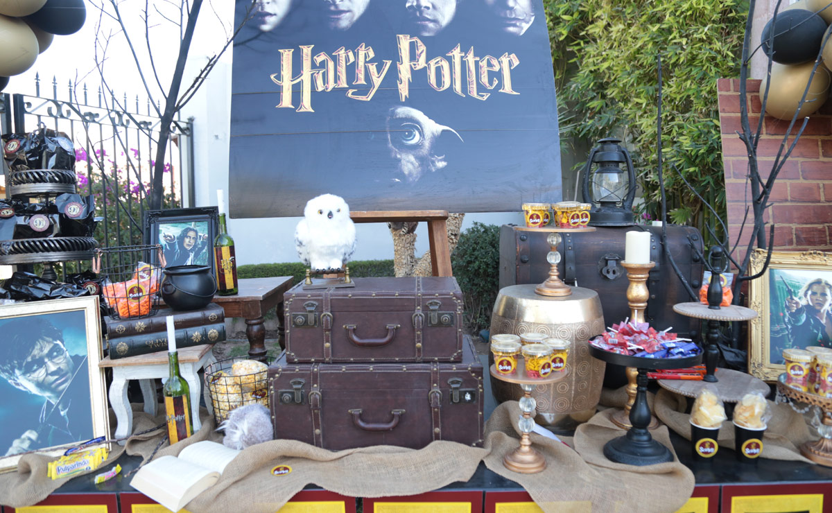 Mesa principal con temática de Harry Potter