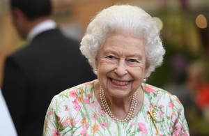 Reina Isabel: Cuál es el extraño objeto que siempre carga en su bolso (Foto: Getty Images)