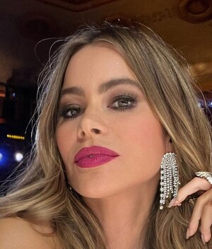 Sofía Vergara recrea look de Jessica Rabbit con un vestido rojo. (Foto: Instagram).
