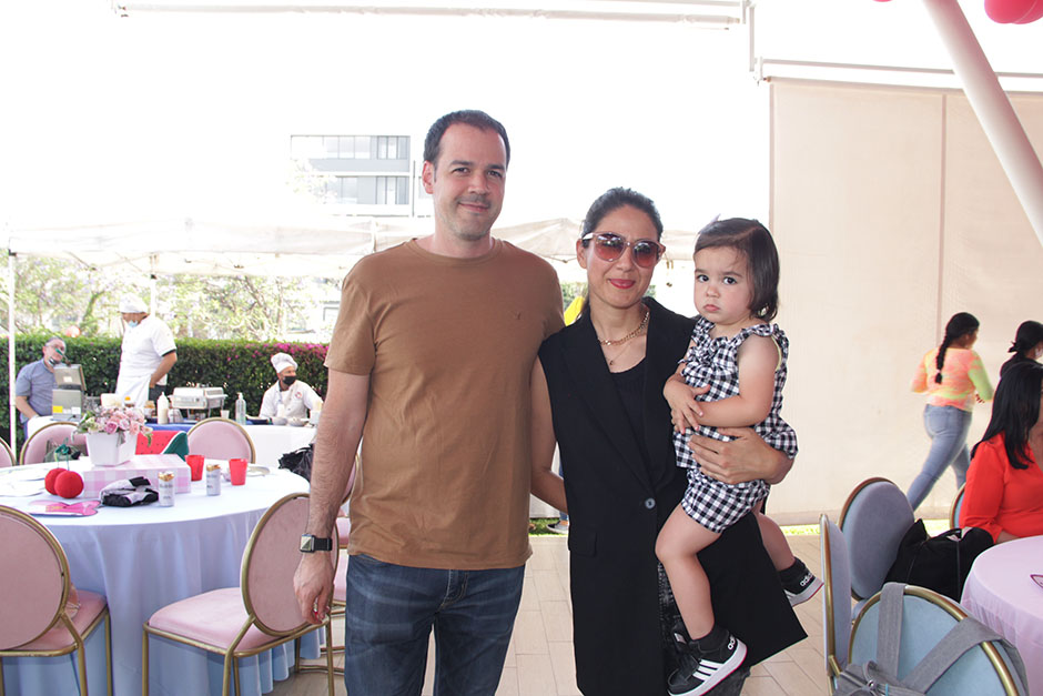 Eduardo Sahagún, Lorena Bobadilla y Tessa Sahagún.