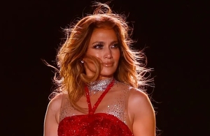 JLo y el mini vestido rojo con el que presumió su anillo de compromiso (Foto: Instagram)