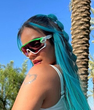 Karol G tiene el corsé que es tendencia esta temporada. (Foto: Instagram).