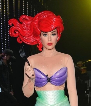 Katy Perry sufre caída en vivo disfrazada de "La Sirenita" (Foto: Instagram)