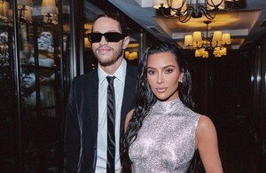 Kim Kardashian y Pete Davidson en la White House Correspondents' Association Dinner 2022. (Foto: Instagram).