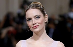 Emma Stone recicla su vestido de novia en la MET Gala 2022. (Foto: Instagram).