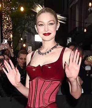 Gigi se roba las miradas con este conjunto de látex rojo en la Met Gala 2022