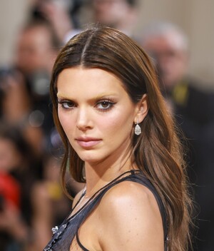 Kendall Jenner aparece con cejas decoloradas en MET Gala 2022. (Foto: Getty Images).