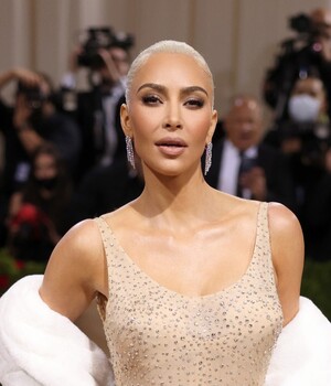 Kim Kardashian cambia de look y se vuelve rubia en la MET Gala 2022. (Foto: Instagram).