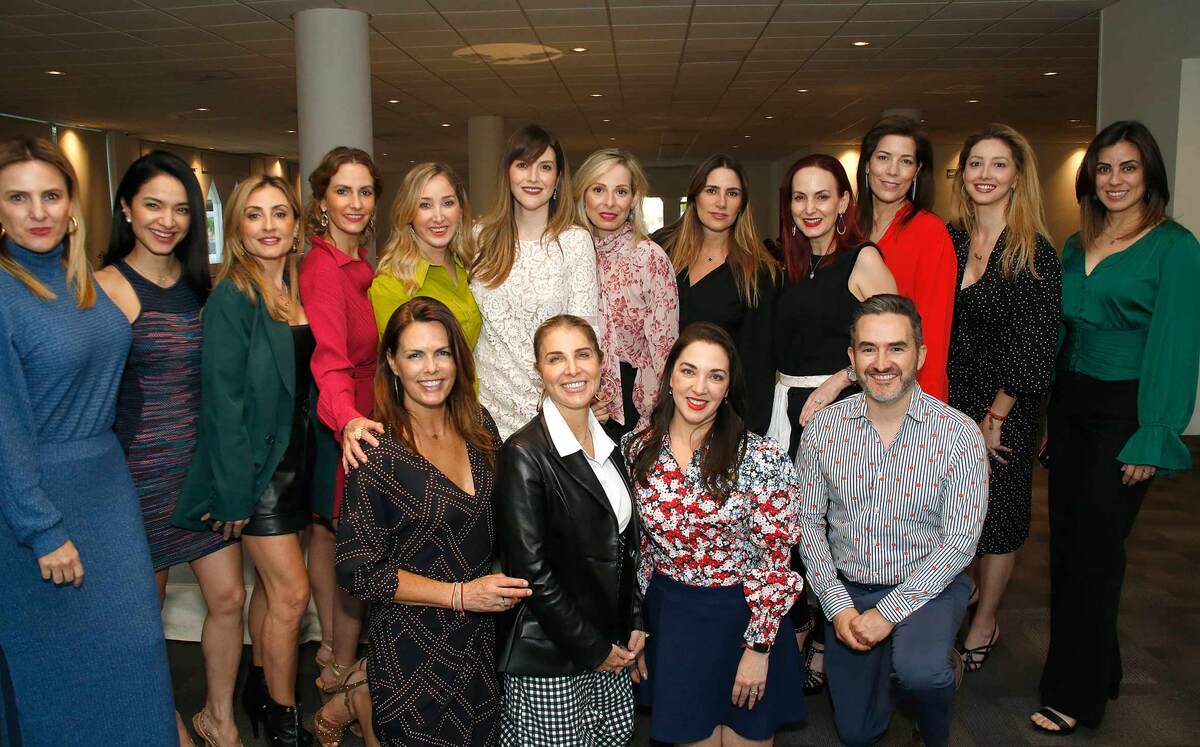 Gaby Espinosa con grupo de amigos