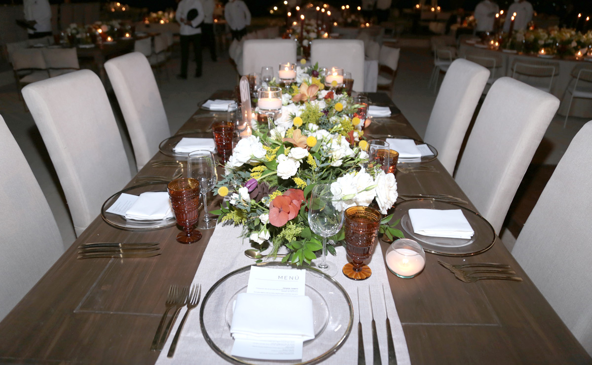 Hermosas flores y velas decoraron el lugar