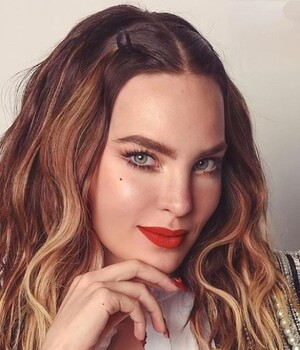 Belinda rinde homenaje a Vicente Fernández en España