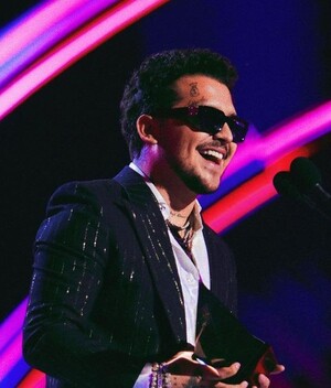 Christian Nodal es captado con misteriosa mujer en aeropuerto de Honduras. (Foto: Instagram).