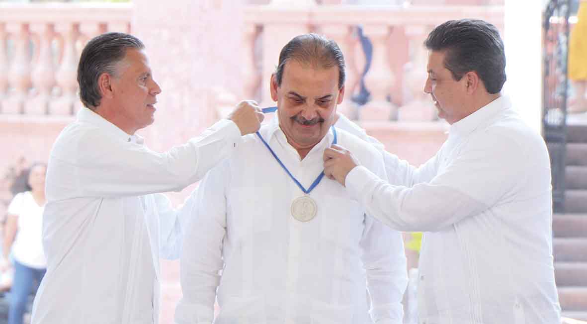Imposición de medalla / Fotos: Dennis Hernández