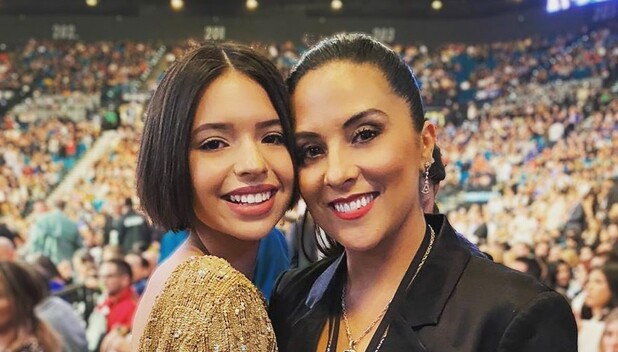 Ángela Aguilar y su mamá Aneliz. Foto: Instagram