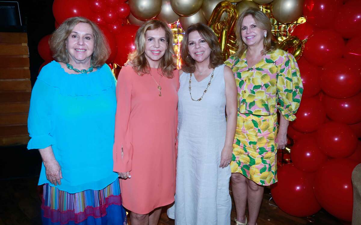 Cecilia Benavides de Albuerne, Gina Benavides, Magdalena Benavides y Florencia Benavides