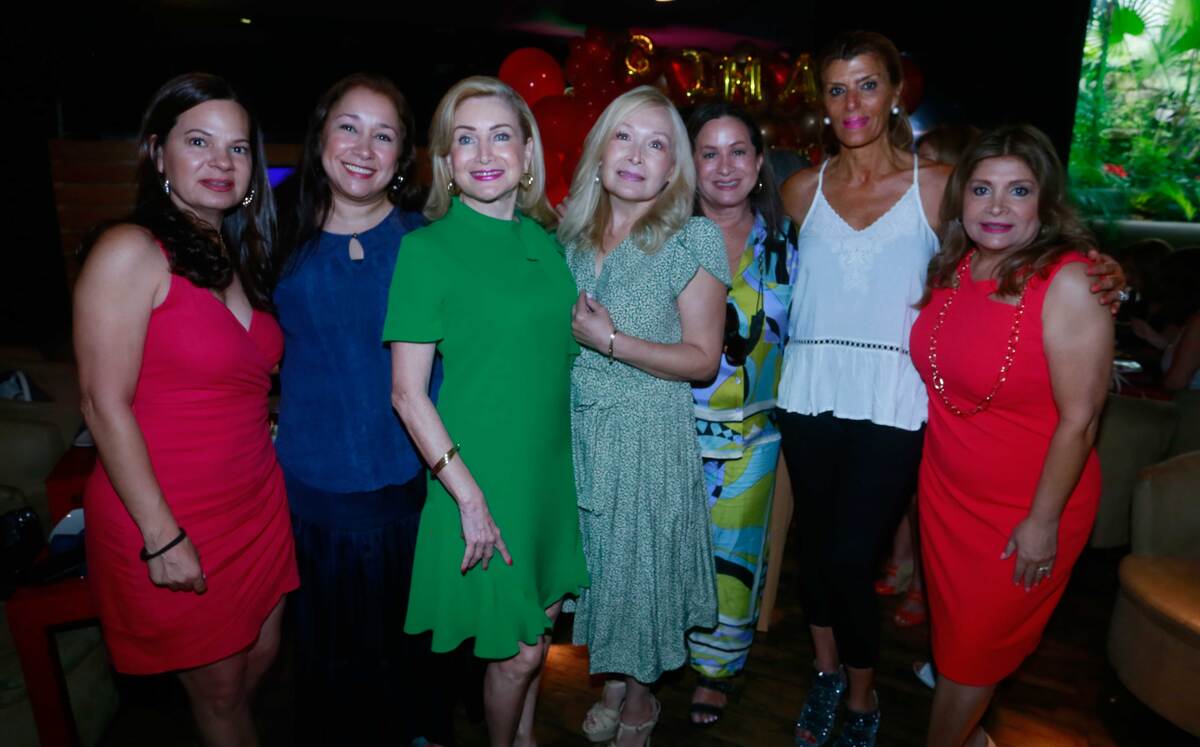 Daniela Cavazos, Lucy Taha de Fernández, Margarita De la Maza de Reyes, July de Alba de Lizaola, Laura Cantú, Ivonne Hayek de Treviño y Claudia Chávez