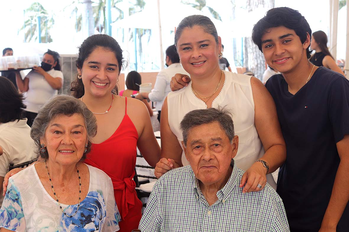 Paloma Martínez, Sonia Palomares, Santiago Martínez, Sonia de Palomares y  Octavio Palomares/ Foto: Dennis Hernández