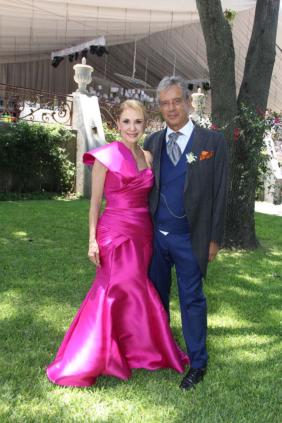 Roxana García y Enrique Arce. Mamá de la novia