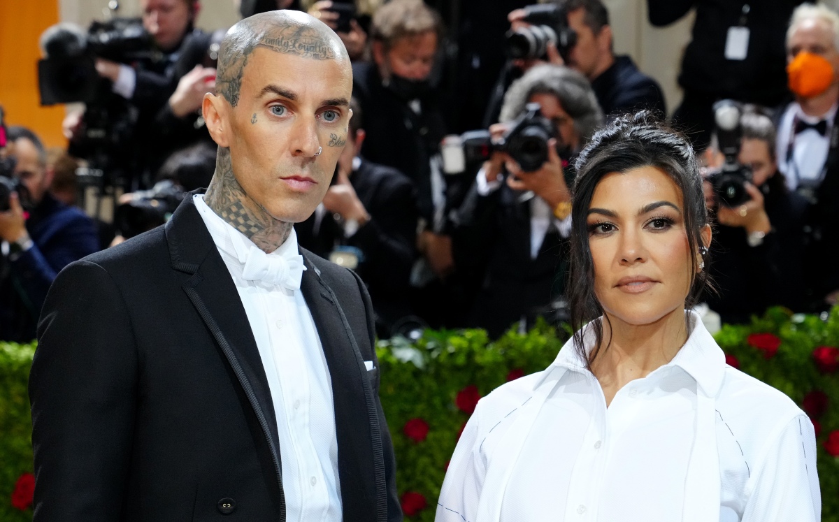Kourtney Kardashian se casa con Travis Barker en minivestido blanco(Foto: Getty Images)