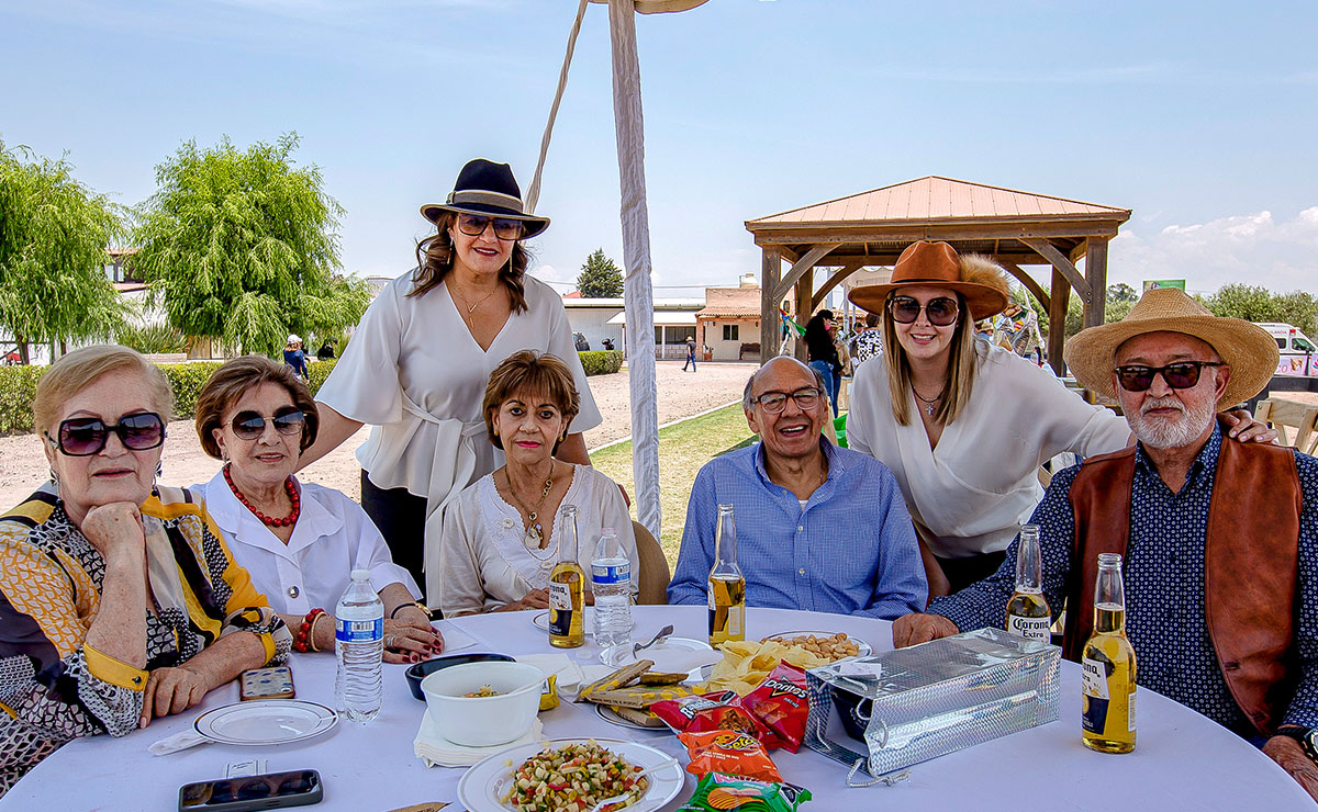 Lila Escamilla, Berthita Escarcega, Ivonne Escarcega, Nora Sánchez  Mario Rivera, Ana Escarcega y Alfredo Escarcega