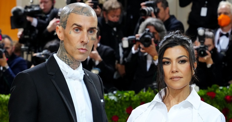 Kourtney Kardashian se casa con Travis Barker en minivestido blanco(Foto: Getty Images)