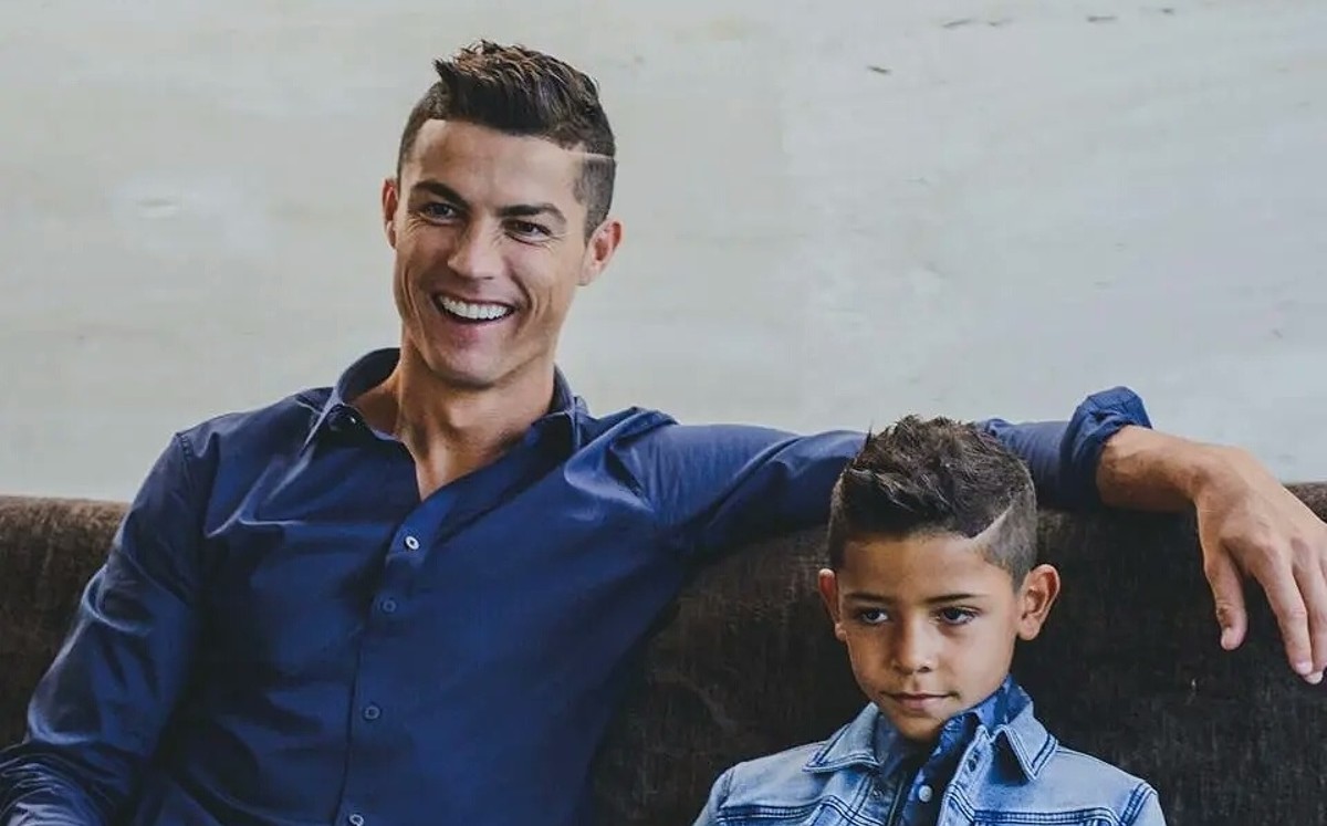 Cristiano Ronaldo y su hijo presumen abdominales de acero. (Foto: Instagram).