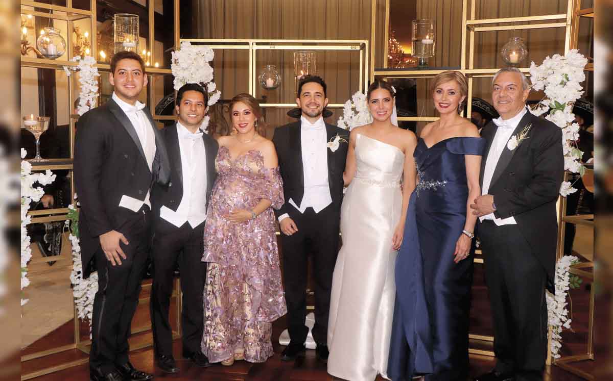 José Álvarez, Juan José terrazas, Ana Gabriela Álvarez, los novios, Papás de la novia. Chary Fernández y José de Jesús Álvarez / Fotos: Dennis Hernánd