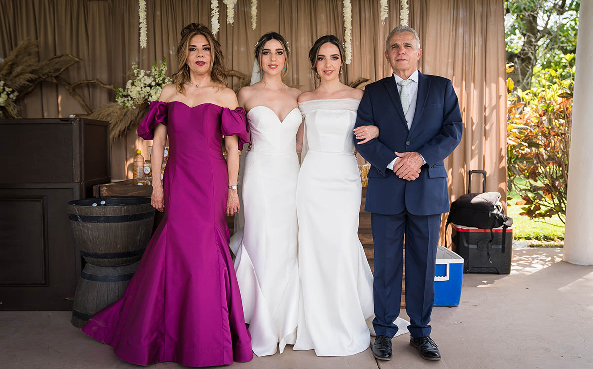 Maricely de Sierra, Andrea Sierra, Mónica Sierra y Pedro Sierra / Fotos: Monlee Photo & Film
