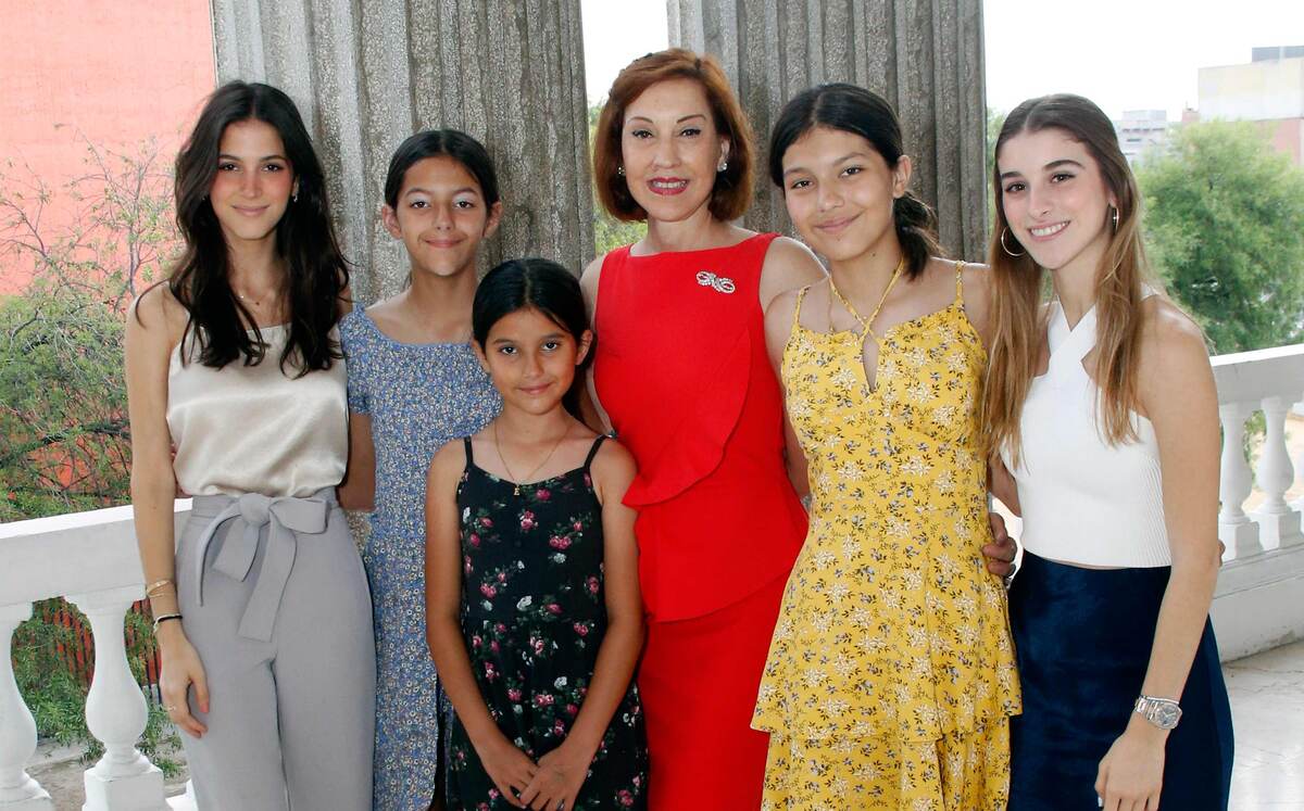 Belén Garza, Isabella Garza, Priselle Garza, Rosa Silva de Garza, Allegra Garza y Mariel Garza