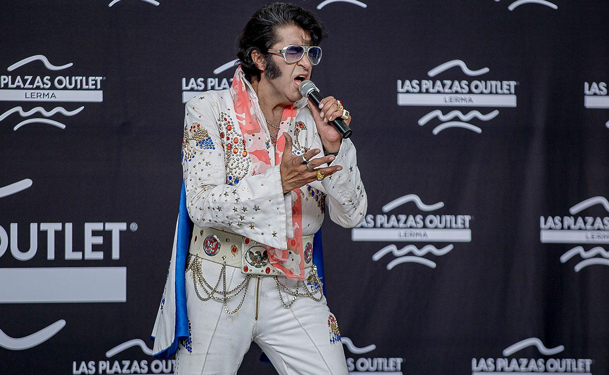 Imitador de Elvis Presley en Las Plazas Outlet Lerma