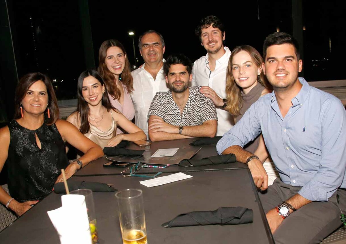 Mariana Amione, Pato Canales José Miguel Garza, Claudia De la Garza,  Regina Escamilla, Mauricio Canales, Bárbara Sánchez y  Patricio Canales