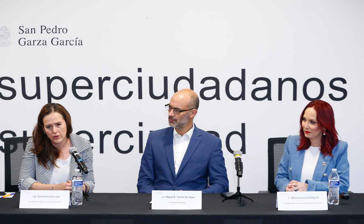 Miguel Treviño acompañado por madrinas de San Pedro / Fotos: Daniel Saldívar