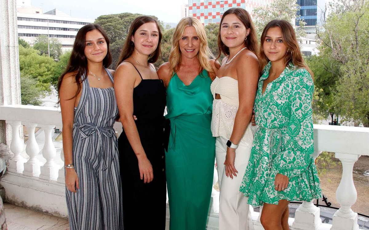 Paulina Lozano, Balbina Lozano, Dora Pérez de Lozano, Bárbara Lozano y Paola Lozano