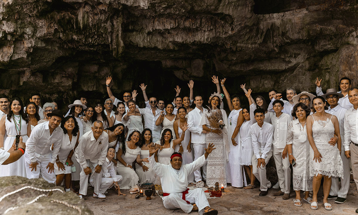 Laura Babault y Julien Babault con familia y amigos