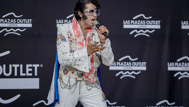 Imitador de Elvis Presley en Las Plazas Outlet Lerma