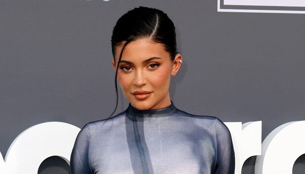 Kylie Jenner presume cintura en los Billboard Music Awards 2022. (Foto: Getty Images).