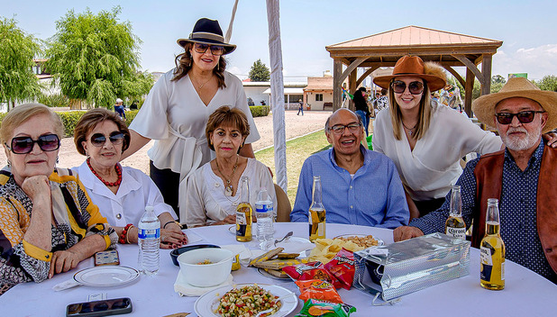 Lila Escamilla, Berthita Escarcega, Ivonne Escarcega, Nora Sánchez  Mario Rivera, Ana Escarcega y Alfredo Escarcega