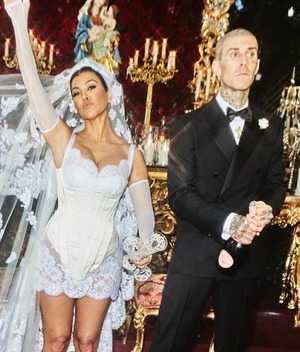 Kourtney Kardashian y su controversial vestido de novia (Foto: Instagram)