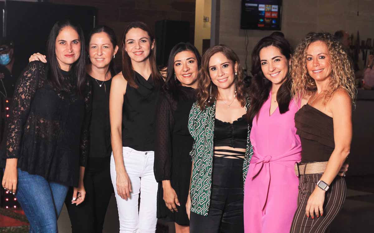 Yaneth con sus amigas / Fotos: José Chang