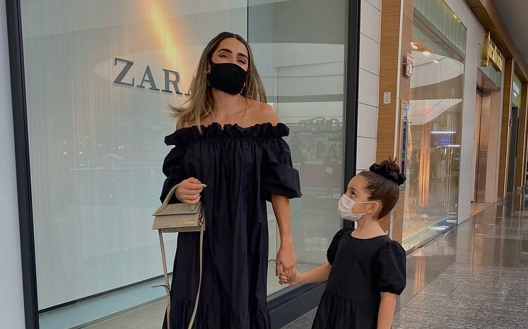 Ilse Jiménez y su pequeña Zoe paseando por Forum Tlaquepaque.