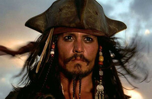 Johnny Depp recrea a Jack Sparrow fuera del juzgado